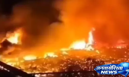 Malaysia के तैरते गांव में भीषण आग से 1,000 घर जलकर खाक, 9,000 लोग बेघर Malaysia के तैरते गांव में भीषण आग से 1,000 घर जलकर खाक, 9,000 लोग बेघर