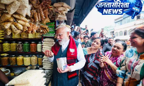 PM मोदी का अलग अंदाज, प्रचार के बीच लिया झालमुरी का स्वाद PM मोदी का अलग अंदाज, प्रचार के बीच लिया झालमुरी का स्वाद