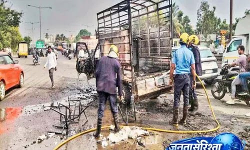 Pune: मुंबई-बैंगलोर बाईपास पर मालवाहक टेम्पो में आग लग गई