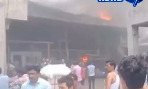 देखो Video: डाइंग फैक्ट्री में भीषण आग, मचा हड़कंप देखो Video: डाइंग फैक्ट्री में भीषण आग, मचा हड़कंप