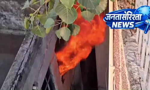 Fire: कपड़ा बाजार में लगी आग, दमकल की टीमें मौके पर