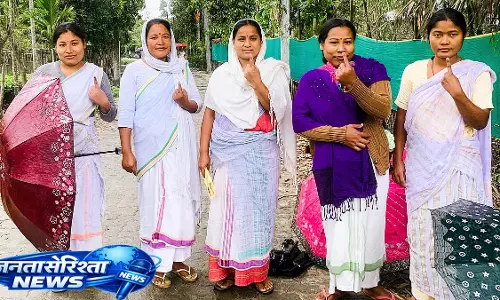 UP में महिलाओं की वोटिंग बनाम फ़ैसले लेना: असमान पावर डायनामिक्स UP में महिलाओं की वोटिंग बनाम फ़ैसले लेना: असमान पावर डायनामिक्स