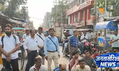 Uluberia में चुनाव कर्मियों ने बैलेट पेपर गायब होने पर सड़क जाम की