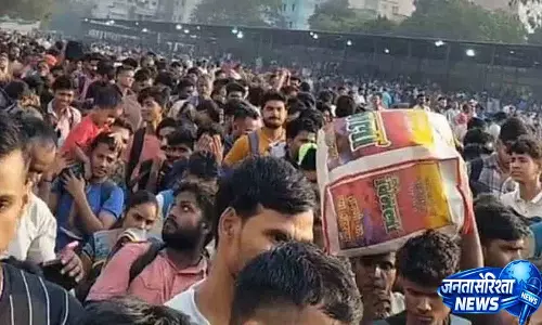 Surat रेलवे स्टेशन पर भीड़ बढ़ी, प्रवासी मजदूर घर जा रहे थे; पुलिस ने लाठीचार्ज किया Surat रेलवे स्टेशन पर भीड़ बढ़ी, प्रवासी मजदूर घर जा रहे थे; पुलिस ने लाठीचार्ज किया
