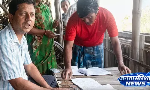 BLO पर कथित तौर पर रूलिंग पार्टी के लिए वोट मांगने का आरोप, चुनाव आयोग में शिकायत दर्ज BLO पर कथित तौर पर रूलिंग पार्टी के लिए वोट मांगने का आरोप, चुनाव आयोग में शिकायत दर्ज