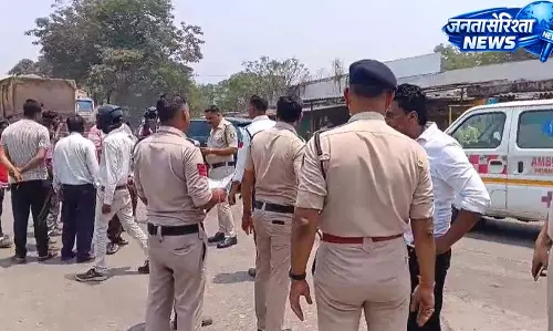 दर्दनाक सड़क हादसा: ट्रेलर की टक्कर से 14 वर्षीय पोती की मौत, दादा घायल दर्दनाक सड़क हादसा: ट्रेलर की टक्कर से 14 वर्षीय पोती की मौत, दादा घायल