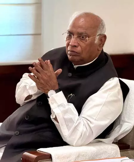 पीएम मोदी का संबोधन राजनीतिक भाषण, आचार संहिता का उल्लंघन : मल्लिकार्जुन खड़गे पीएम मोदी का संबोधन राजनीतिक भाषण, आचार संहिता का उल्लंघन : मल्लिकार्जुन खड़गे