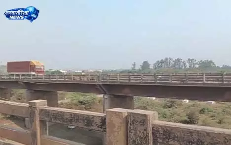 पल्सर सवार की हाइवा के नीचे आने से मौत, दुर्ग खारुन नदी ब्रिज में हुआ हादसा पल्सर सवार की हाइवा के नीचे आने से मौत, दुर्ग खारुन नदी ब्रिज में हुआ हादसा