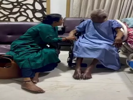राधिका सरतकुमार ने की निर्माता-निर्देशक भरतिराजा के साथ मुलाकात, बीमारी में जाना हालचाल राधिका सरतकुमार ने की निर्माता-निर्देशक भरतिराजा के साथ मुलाकात, बीमारी में जाना हालचाल