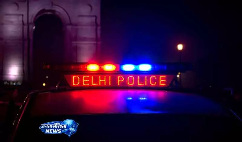 Delhi में देर रात पीछा करते हुए SUV ने पुलिसवाले को टक्कर मारी Delhi में देर रात पीछा करते हुए SUV ने पुलिसवाले को टक्कर मारी