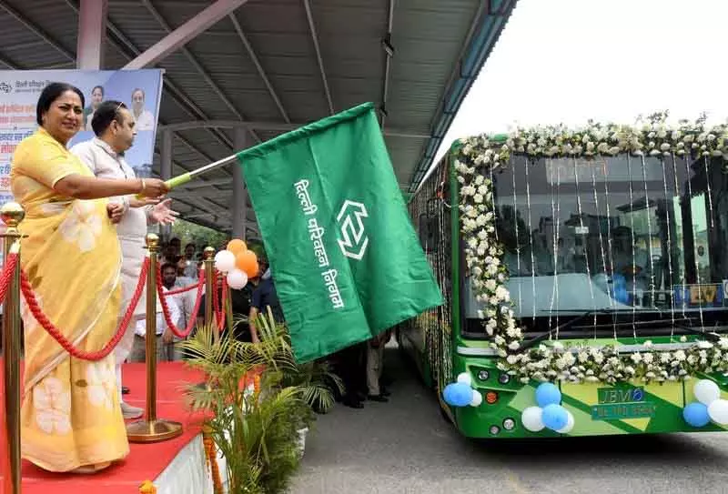 Delhi News: सीएम रेखा गुप्ता ने 200 इलेक्ट्रिक बसों को हरी झंडी दिखाई Delhi News: सीएम रेखा गुप्ता ने 200 इलेक्ट्रिक बसों को हरी झंडी दिखाई