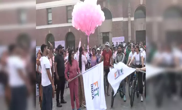 फिट इंडिया संडे ऑन साइकिल: मिलिंद सोमन महिला प्रतिभागियों के साथ शामिल हुए फिट इंडिया संडे ऑन साइकिल: मिलिंद सोमन महिला प्रतिभागियों के साथ शामिल हुए