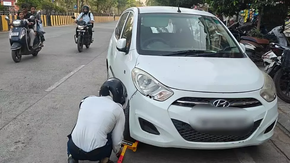 Indore में ट्रैफिक पुलिस ने 1,375 नियम तोड़ने वालों के खिलाफ कार्रवाई की Indore में ट्रैफिक पुलिस ने 1,375 नियम तोड़ने वालों के खिलाफ कार्रवाई की