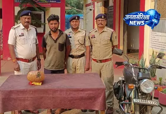 TVS की डिक्की से गांजा जब्त, गिरफ्तार युवक खैरागढ़ इलाके में करता था सप्लाई TVS की डिक्की से गांजा जब्त, गिरफ्तार युवक खैरागढ़ इलाके में करता था सप्लाई