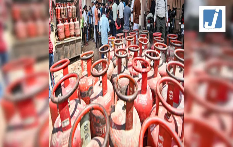 LPG की कालाबाजारी रैकेट का भंडाफोड़, 57 सिलेंडर जब्त, एक गिरफ्तार LPG की कालाबाजारी रैकेट का भंडाफोड़, 57 सिलेंडर जब्त, एक गिरफ्तार