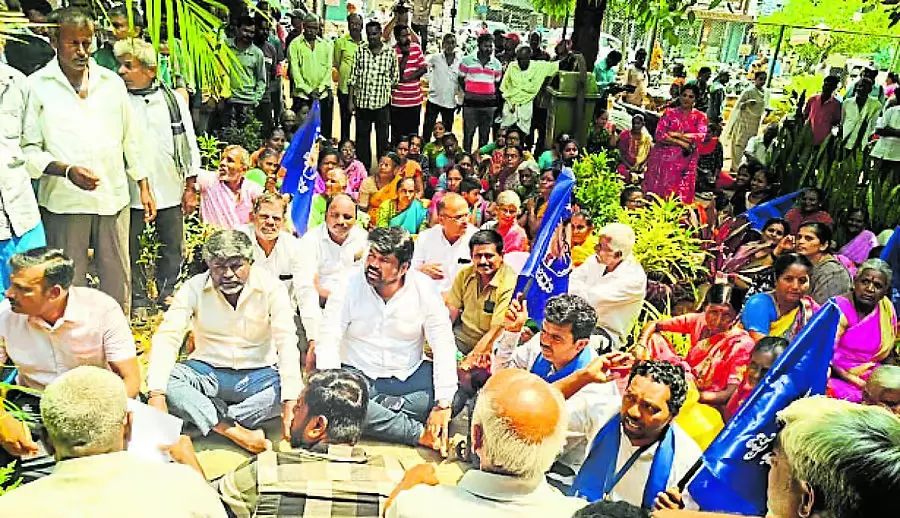 Karnataka : जक्कासंद्रा के ग्रामीणों ने विरोध प्रदर्शन किया Karnataka : जक्कासंद्रा के ग्रामीणों ने विरोध प्रदर्शन किया
