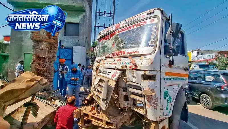 Ludhiana: तेज़ रफ़्तार ट्रक फैक्टरी की दीवार से टकराया Ludhiana: तेज़ रफ़्तार ट्रक फैक्टरी की दीवार से टकराया