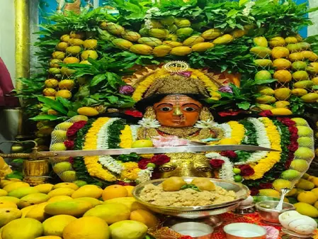 अक्षय तृतीया के अवसर पर मुंबादेवी मंदिर में आम्र महोत्सव की धूम, रसीले आमों से किया गया मां का शृंगार अक्षय तृतीया के अवसर पर मुंबादेवी मंदिर में आम्र महोत्सव की धूम, रसीले आमों से किया गया मां का शृंगार