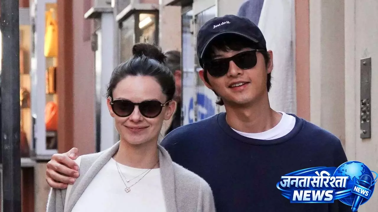 Song Joong Ki और कैटी लुईस सॉन्डर्स 3 साल में पहली बार पब्लिक में दिखे Song Joong Ki और कैटी लुईस सॉन्डर्स 3 साल में पहली बार पब्लिक में दिखे