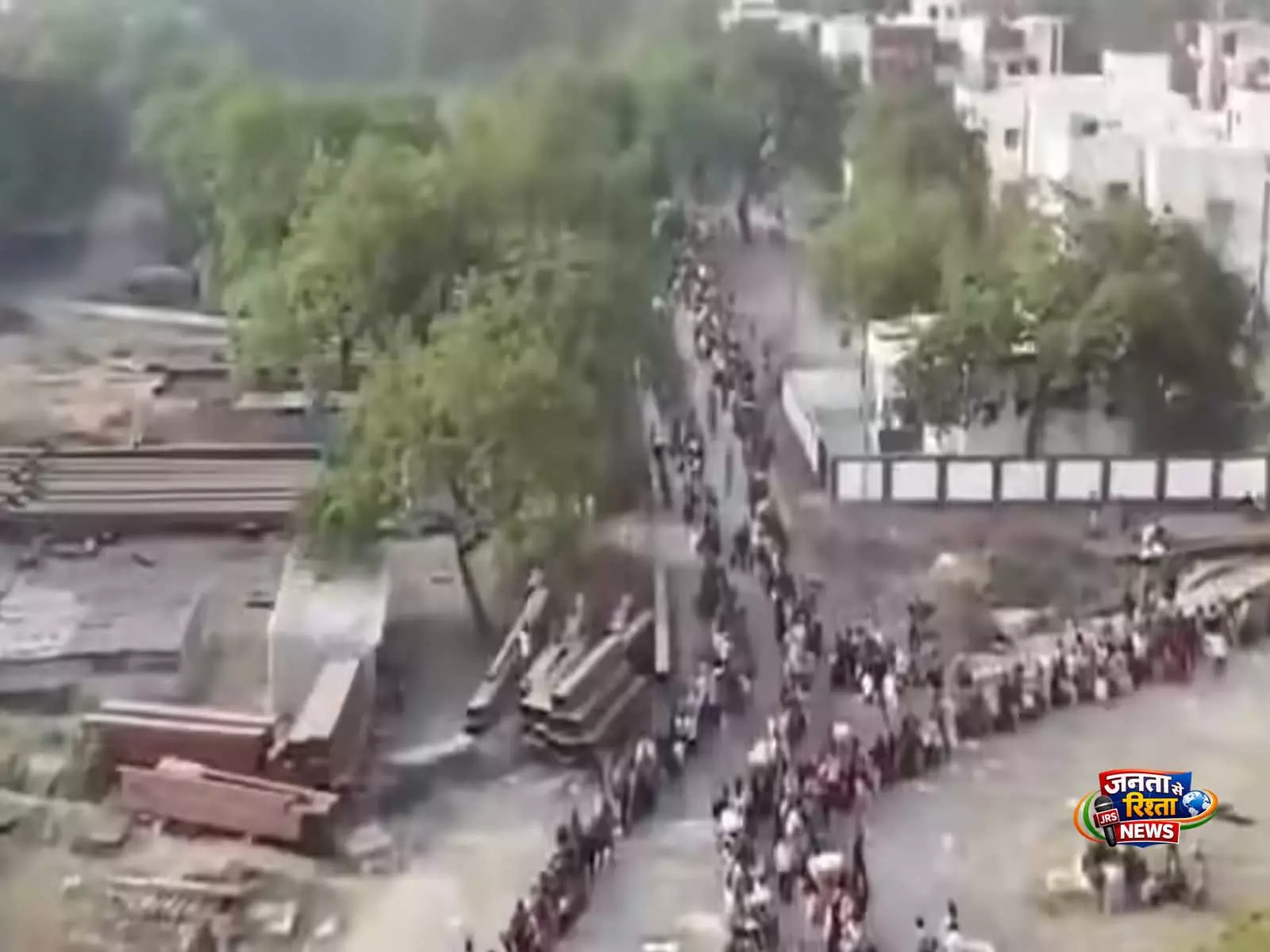 Surat उधना स्टेशन पर भारी भीड़, अफरा-तफरी, 7,000 से ज्यादा यात्री पहुंचे Surat उधना स्टेशन पर भारी भीड़, अफरा-तफरी, 7,000 से ज्यादा यात्री पहुंचे