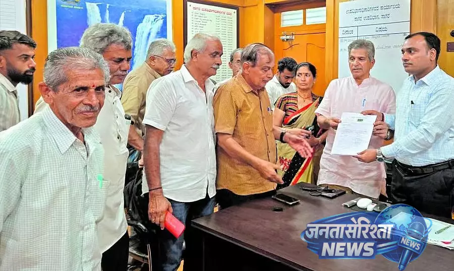 Karnataka : अवैध खनन के खिलाफ आक्रोश Karnataka : अवैध खनन के खिलाफ आक्रोश
