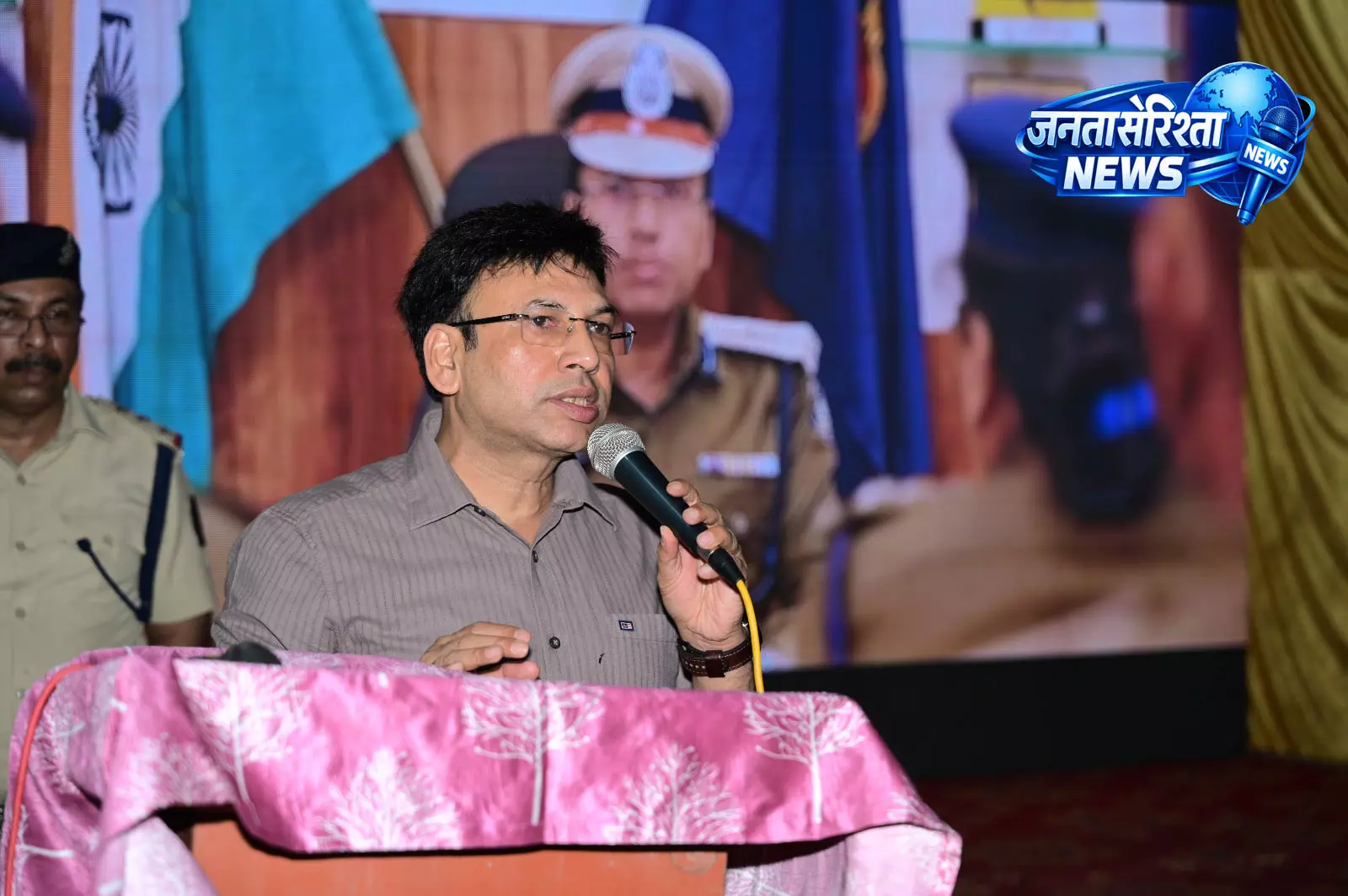 रायगढ़ SSP की पहल पर चौपाल से जुड़ी पुलिसिंग, गांव-गांव जागरूकता का विस्तार रायगढ़ SSP की पहल पर चौपाल से जुड़ी पुलिसिंग, गांव-गांव जागरूकता का विस्तार