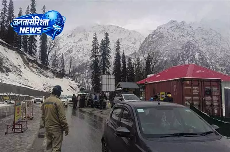 Kashmir: बर्फीली मुश्किल में फंसे यात्रियों को राजधान दर्रे से बचाया गया Kashmir: बर्फीली मुश्किल में फंसे यात्रियों को राजधान दर्रे से बचाया गया