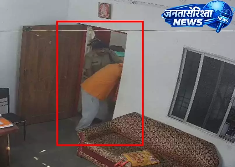 रतनपुर थाने में फरियादी से मारपीट का VIDEO वायरल, ASI निलंबित रतनपुर थाने में फरियादी से मारपीट का VIDEO वायरल, ASI निलंबित