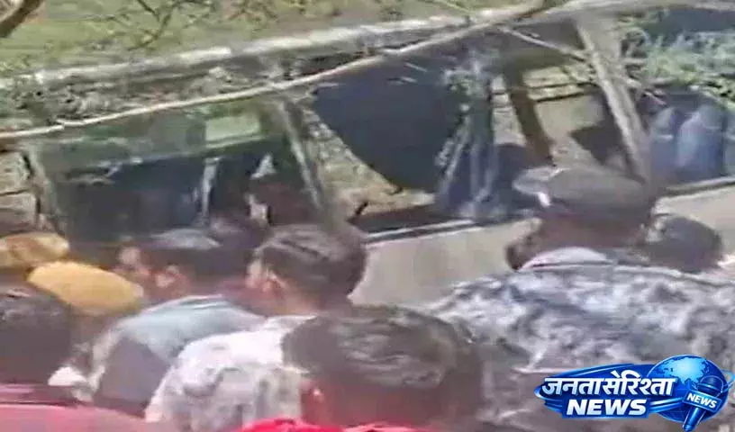 Ajmer: बस खाई में गिरी, दो महिलाओं की मौत, 31 घायल Ajmer: बस खाई में गिरी, दो महिलाओं की मौत, 31 घायल