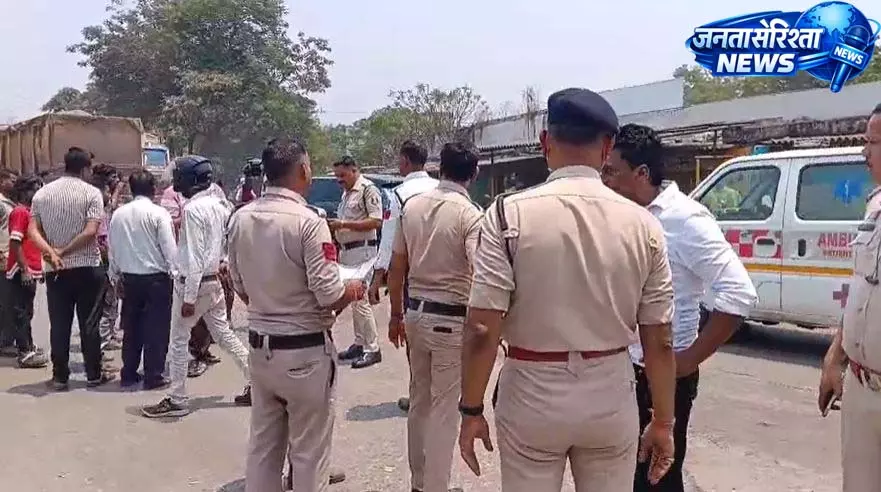 दर्दनाक सड़क हादसा: ट्रेलर की टक्कर से 14 वर्षीय पोती की मौत, दादा घायल दर्दनाक सड़क हादसा: ट्रेलर की टक्कर से 14 वर्षीय पोती की मौत, दादा घायल