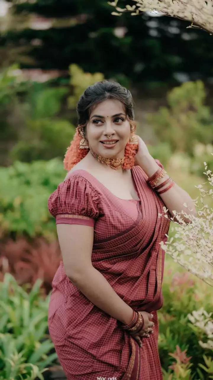 साड़ी में खूबसूरत लगी अन्ना राजन