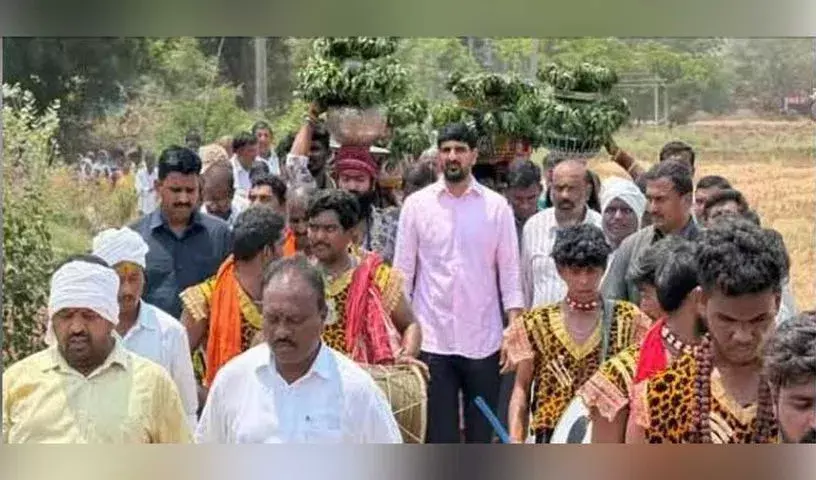 Karimnagar: कौशिक रेड्डी प्रस्तावित डंपिंग यार्ड में इलोनी मल्लन्ना जतारा में शामिल हुए Karimnagar: कौशिक रेड्डी प्रस्तावित डंपिंग यार्ड में इलोनी मल्लन्ना जतारा में शामिल हुए