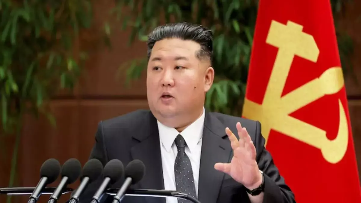 Kim Jong उन ने क्लस्टर वारहेड्स से लैस अपग्रेडेड बैलिस्टिक मिसाइलों के टेस्ट-फायर की देखरेख