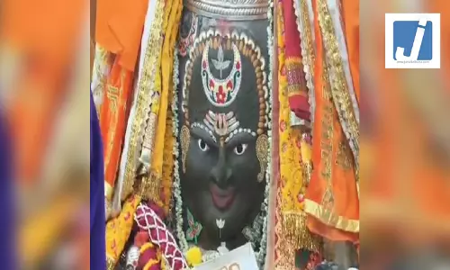 माथे पर चंद्र धारण कर सजे बाबा महाकाल, सोमवार के दिन भक्तों ने बड़ी संख्या में किए दर्शन माथे पर चंद्र धारण कर सजे बाबा महाकाल, सोमवार के दिन भक्तों ने बड़ी संख्या में किए दर्शन