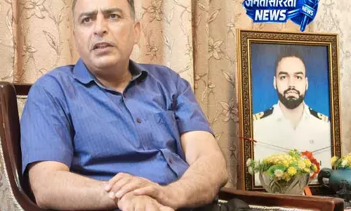 Pahalgam में एक साल बाद, लेफ्टिनेंट नरवाल का परिवार नुकसान से जूझ रहा Pahalgam में एक साल बाद, लेफ्टिनेंट नरवाल का परिवार नुकसान से जूझ रहा