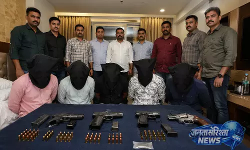 Mumbai : क्राइम ब्रांच की बड़ी कार्रवाई, पायधोनी से अवैध हथियार बिक्री के आरोप में 5 गिरफ्तार Mumbai : क्राइम ब्रांच की बड़ी कार्रवाई, पायधोनी से अवैध हथियार बिक्री के आरोप में 5 गिरफ्तार