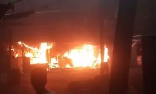 Mumbai: फोर्ट में आग का तांडव, कई दुकानें प्रभावित Mumbai: फोर्ट में आग का तांडव, कई दुकानें प्रभावित