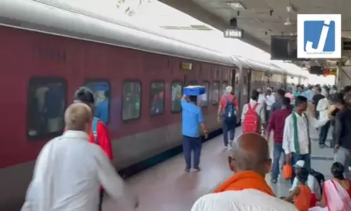 स्टेशन पर अचानक लिफ्ट गिरने से 4 यात्री फंसे, रेस्क्यू ऑपरेशन जारी स्टेशन पर अचानक लिफ्ट गिरने से 4 यात्री फंसे, रेस्क्यू ऑपरेशन जारी