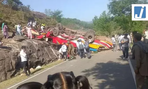 खाई में गिरी बस, 10 से ज्यादा लोगों की मौत, VIDEO खाई में गिरी बस, 10 से ज्यादा लोगों की मौत, VIDEO