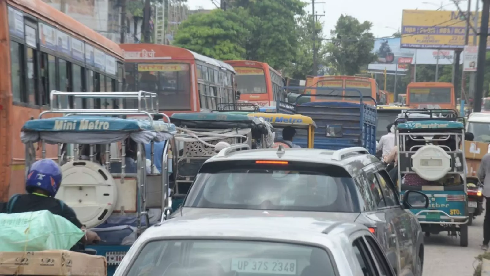 Meerut: यात्रा सीजन में ट्रैफिक ने बढ़ाई यात्रियों की परेशानी Meerut: यात्रा सीजन में ट्रैफिक ने बढ़ाई यात्रियों की परेशानी
