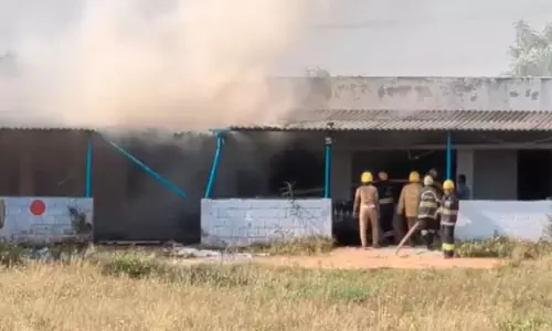 Virudhunagar: फैक्ट्री ब्लास्ट से मचा हड़कंप, राहत-बचाव जारी Virudhunagar: फैक्ट्री ब्लास्ट से मचा हड़कंप, राहत-बचाव जारी