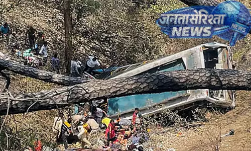 J&K : बस पलटने से 15 लोगों की मौत, 20 घायल J&K : बस पलटने से 15 लोगों की मौत, 20 घायल