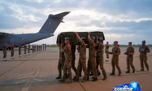 UNIFIL ने लेबनान में मारे गए फ्रांसीसी शांति सैनिक को श्रद्धांजलि दी, शव फ्रांस वापस भेजे UNIFIL ने लेबनान में मारे गए फ्रांसीसी शांति सैनिक को श्रद्धांजलि दी, शव फ्रांस वापस भेजे