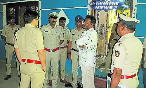 Karnataka : पुलिस ने उपद्रवी के घर पर छापा मारा Karnataka : पुलिस ने उपद्रवी के घर पर छापा मारा