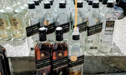 Punjab: सिंगल माल्ट और स्कॉच में नकली शराब की शुरुआती जांच में खुलासा Punjab: सिंगल माल्ट और स्कॉच में नकली शराब की शुरुआती जांच में खुलासा