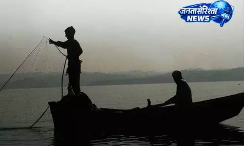 TamilNadu: गहरे समुद्र में मछली पकड़ने वाले मछुआरों ने केंद्र से नीति बनाने की मांग की TamilNadu: गहरे समुद्र में मछली पकड़ने वाले मछुआरों ने केंद्र से नीति बनाने की मांग की