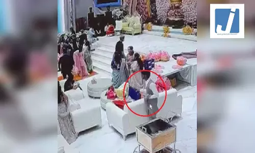 LIVE वीडियो...सगाई समारोह में चोरी, जश्न के माहौल के बीच कैश से भरा बैग पार LIVE वीडियो...सगाई समारोह में चोरी, जश्न के माहौल के बीच कैश से भरा बैग पार