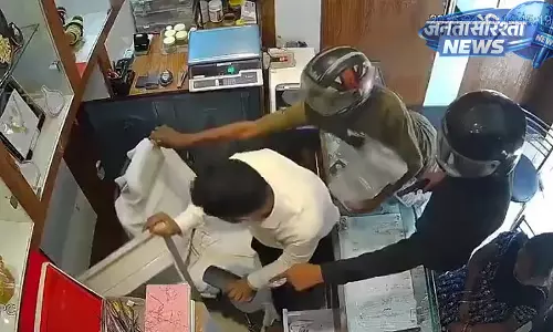 Helmet, धमकी और 50 सेकंड की लूट: पटना में दिनदहाड़े ज्वेलरी लूट की घटना CCTV में कैद Helmet, धमकी और 50 सेकंड की लूट: पटना में दिनदहाड़े ज्वेलरी लूट की घटना CCTV में कैद
