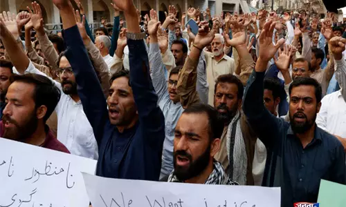 मेडिकल स्टूडेंट की मौत पर Karachi प्रेस क्लब के बाहर विरोध प्रदर्शन, परिवार ने उत्पीड़न का आरोप लगाया मेडिकल स्टूडेंट की मौत पर Karachi प्रेस क्लब के बाहर विरोध प्रदर्शन, परिवार ने उत्पीड़न का आरोप लगाया
