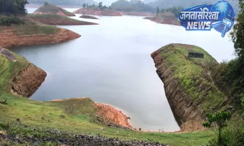 Kerala : इडुक्की बांध में पानी का लेवल गिरा Kerala : इडुक्की बांध में पानी का लेवल गिरा